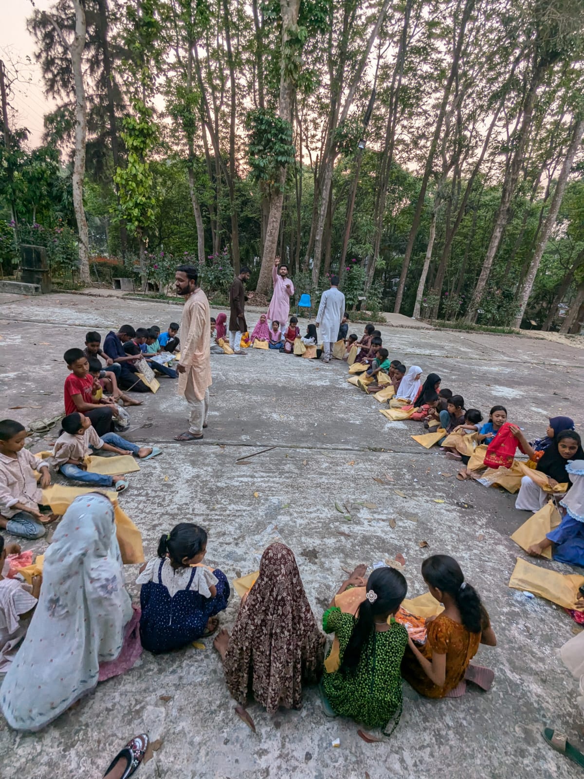 সুবিধাবঞ্চিত শিশুদের মাঝে চবি ছাত্রদলের ঈদ উপহার